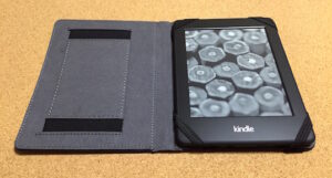 車内読書を軽快に楽しむために【kindle paperwhite】を購入。目が疲れないのがうれしい。