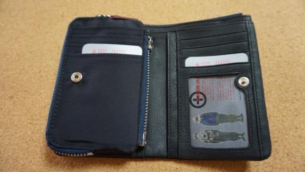 2つ折りを探して見つけた「TOUGH/BOUND」の機能的な財布。カード収納力と小銭入れの着脱が便利。